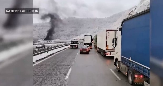 Горящ автомобил в тунел Витиня на магистрала Хемус ограничи движението